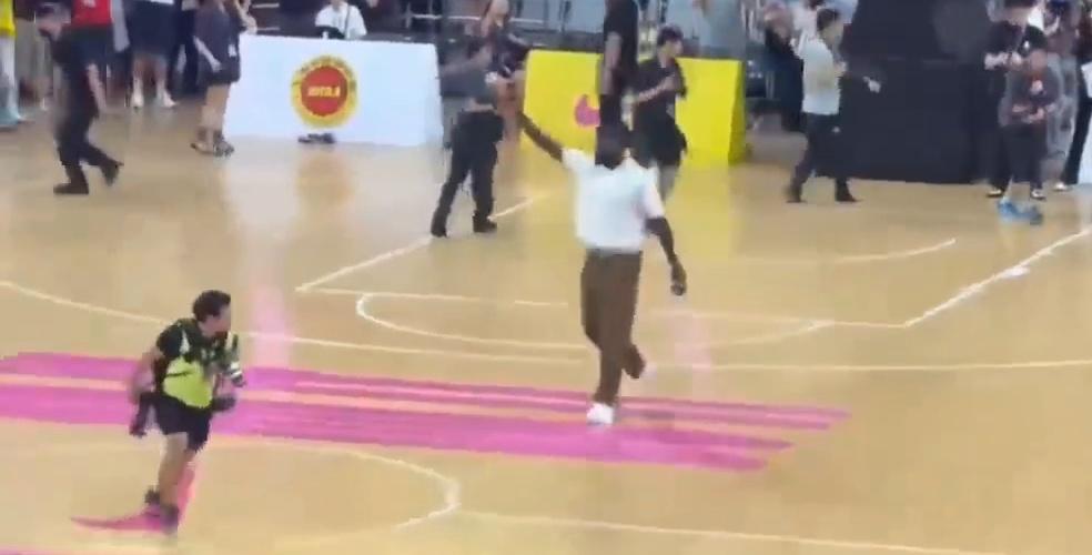 南宫体育-包含出色防守引爆全场！，詹姆斯意外战胜皇家马德里观众掌声雷动的词条