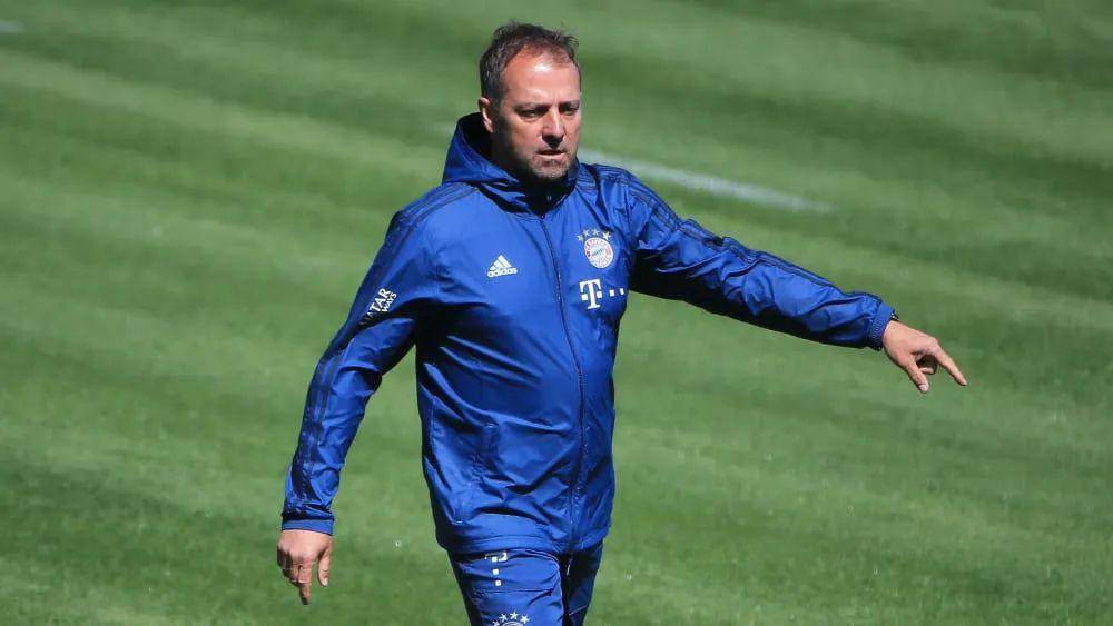 国际比赛日体能课后，法兰克福队长鼓劲备战德甲，赛场秩序良好，更衣室氛围转暖的简单介绍